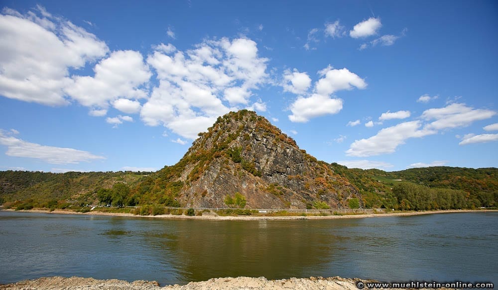 Der Loreleyfelsen ist ein Schieferfelsen bei Sankt Goarshausen. Der Gesang und die Schönheit der Zauberin, Nixe, Sirene Lore Ley ließ nach einer Scheinsage die Schiffe an dieser Stelle verunglücken.