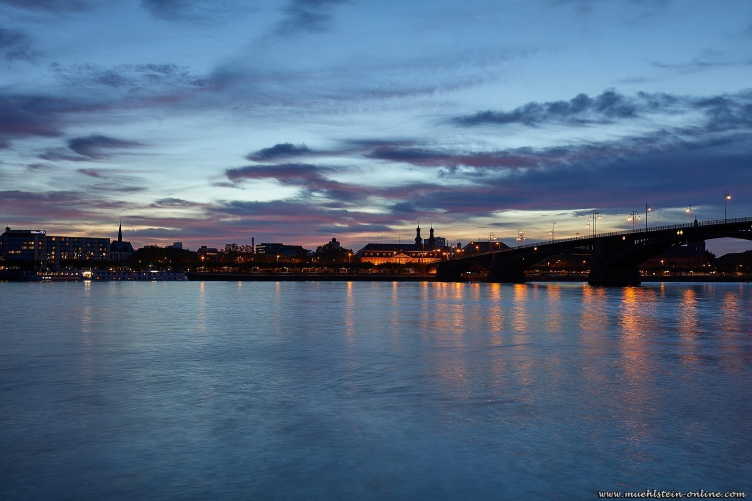 Mainz am Rhein Panoramabild und Langzeitbelichtung. Mainz am Rhein im Oktober 2019.